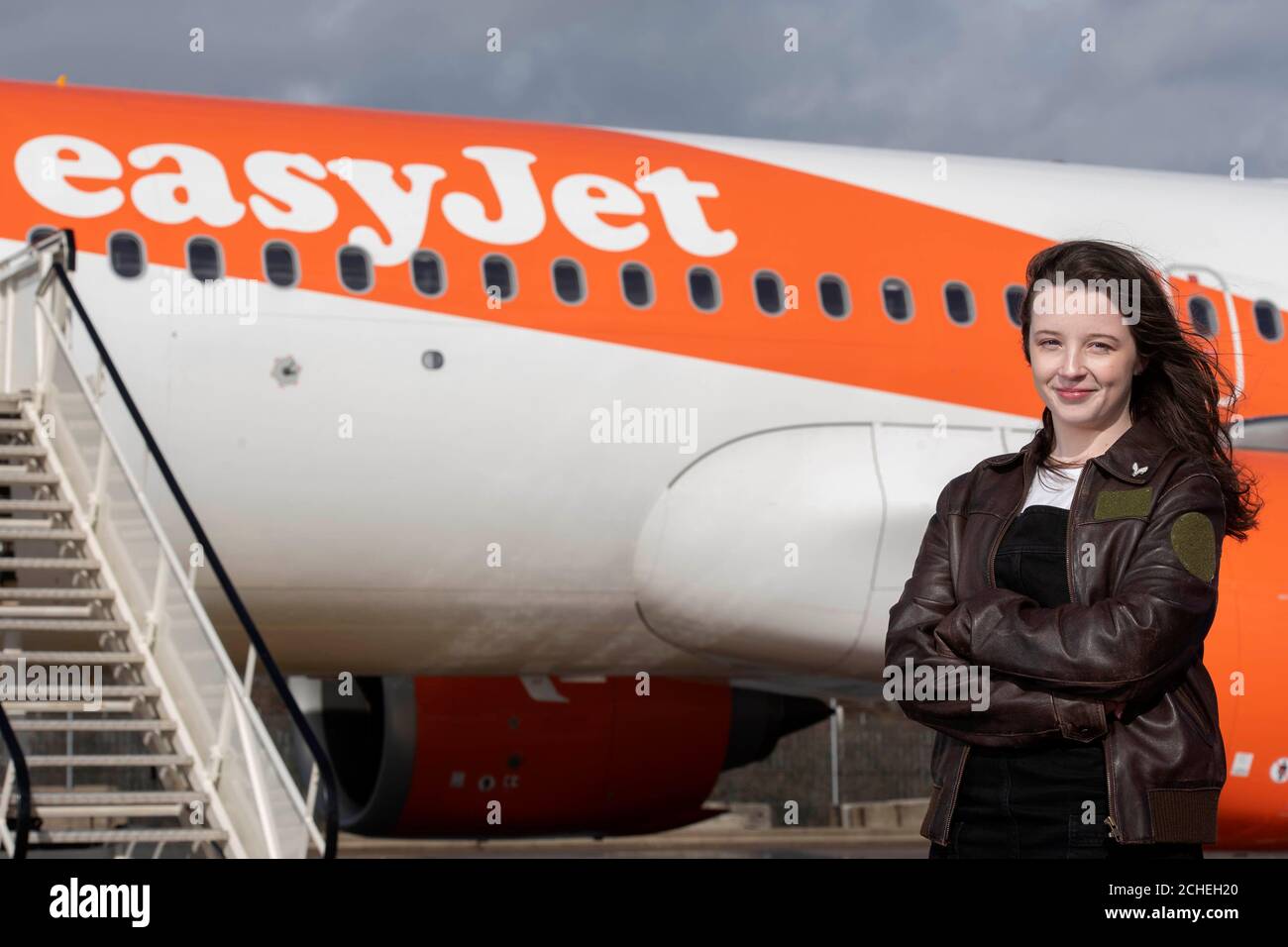 SOUS EMBARGO À 0001 LUNDI 18 MARS UTILISATION ÉDITORIALE SEULE Ellie carter, la plus jeune pilote britannique de 16 ans, commence son mentorat en aviation avec easyJet, afin de répondre à ses aspirations professionnelles, à l'aéroport de Bristol. Banque D'Images