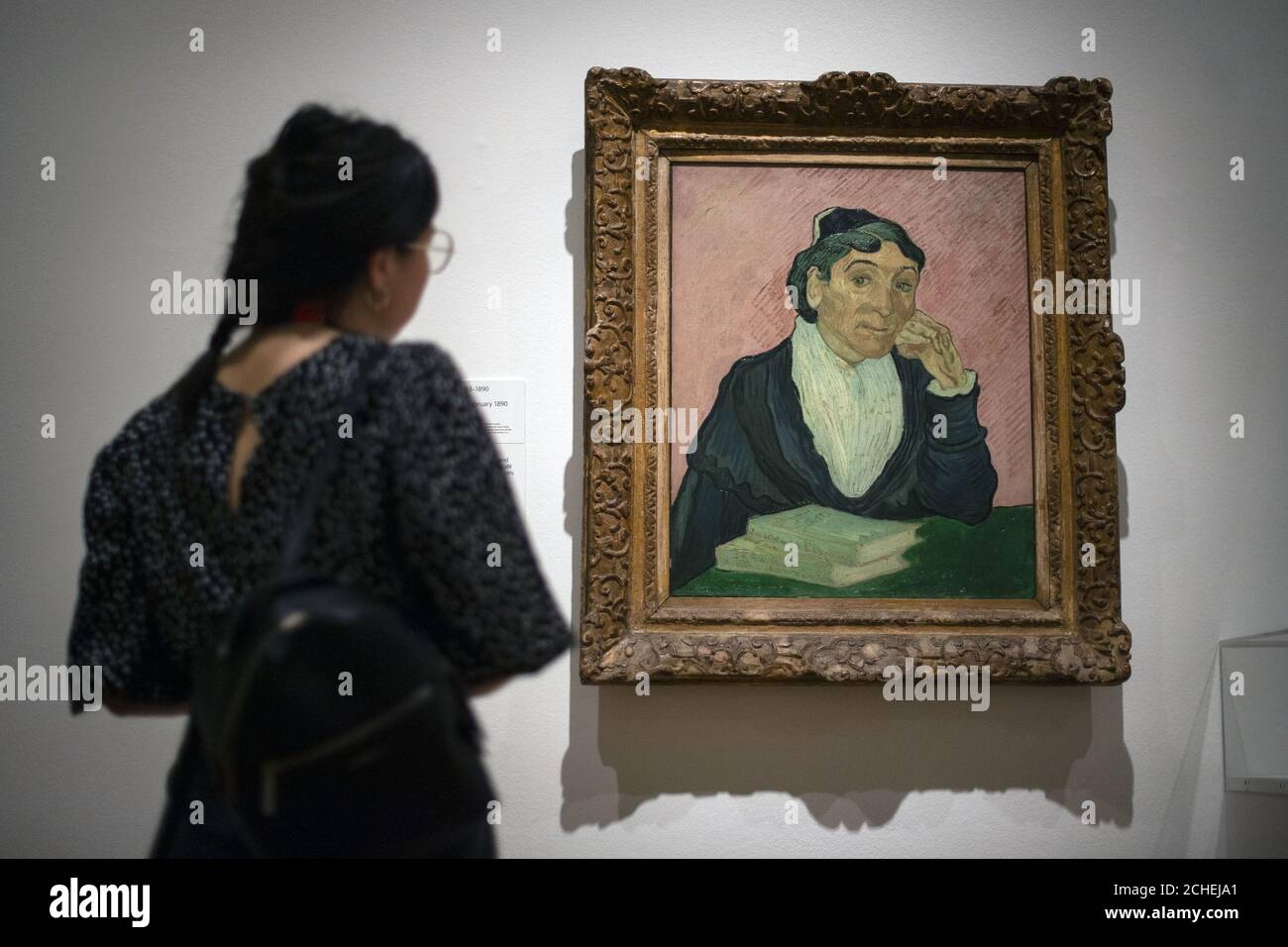 Un visiteur regarde « l'Arlesienne » (1890) de Vincent van Gogh lors de l'avant-première de l'exposition EY : Van Gogh et la Grande-Bretagne à Tate Britain, Londres, qui prend un nouveau regard sur l'artiste à travers sa relation avec la Grande-Bretagne. Banque D'Images