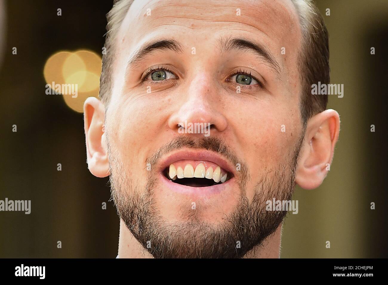 Le capitaine de football d'Angleterre Harry Kane après avoir été fait un MBE (membre de l'ordre de l'Empire britannique) par le duc de Cambridge lors d'une cérémonie d'investiture à Buckingham Palace, Londres. Banque D'Images