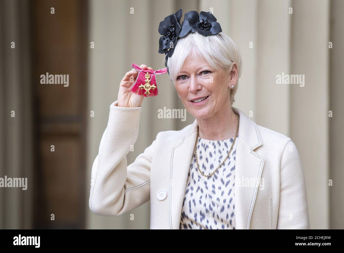 Joanna Coles avec son OBE pour les services au journalisme et à l'industrie des médias lors d'une cérémonie d'investiture à Buckingham Palace, Londres. Banque D'Images