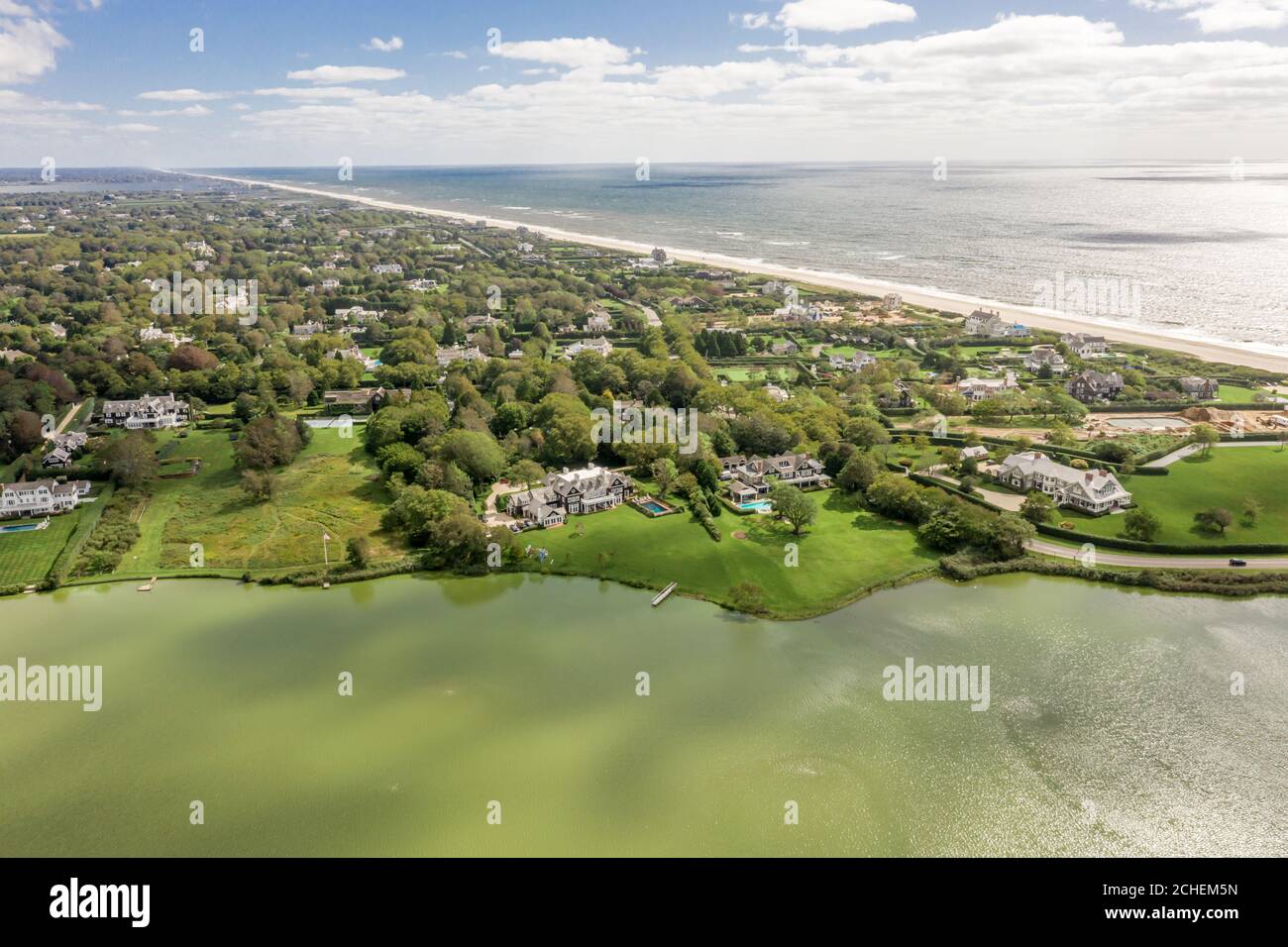 Vue aérienne des propriétés près de l'océan à Southampton, NY Banque D'Images