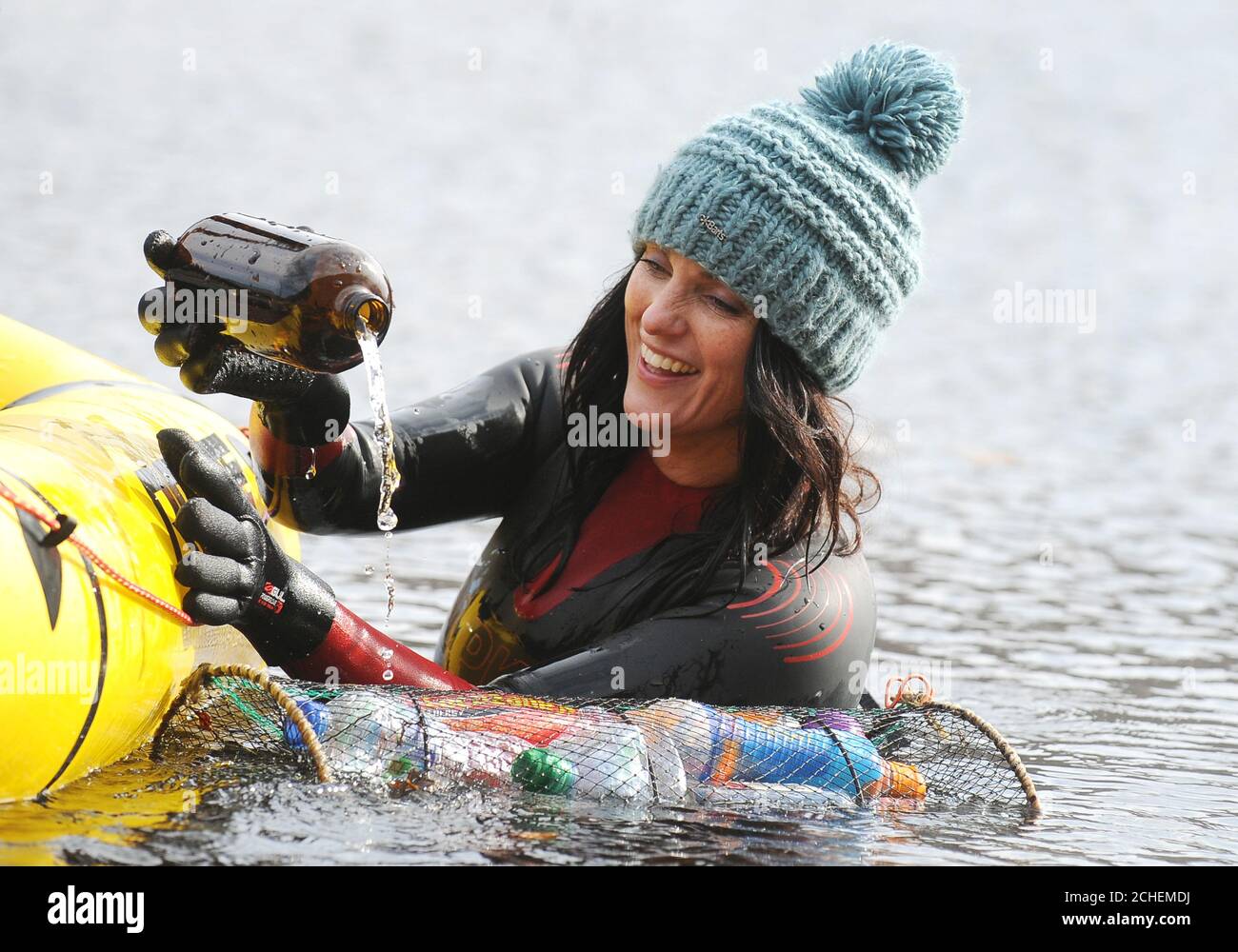 EDIRORIAL USAGE SEULEMENT SOUS EMBARGO À 0001 LUNDI 8 AVRIL Surfers contre les eaux usées Représentant régional pour Snowdonia Laura Sanderson prépare une bouteille brune utilisée pour tester les micro-plastiques afin de souligner la pollution plastique dans les rivières en nageant l'Afon Glaslyn à Snowdonia de source à mer au village de Beddgelert, au pays de Galles. Banque D'Images