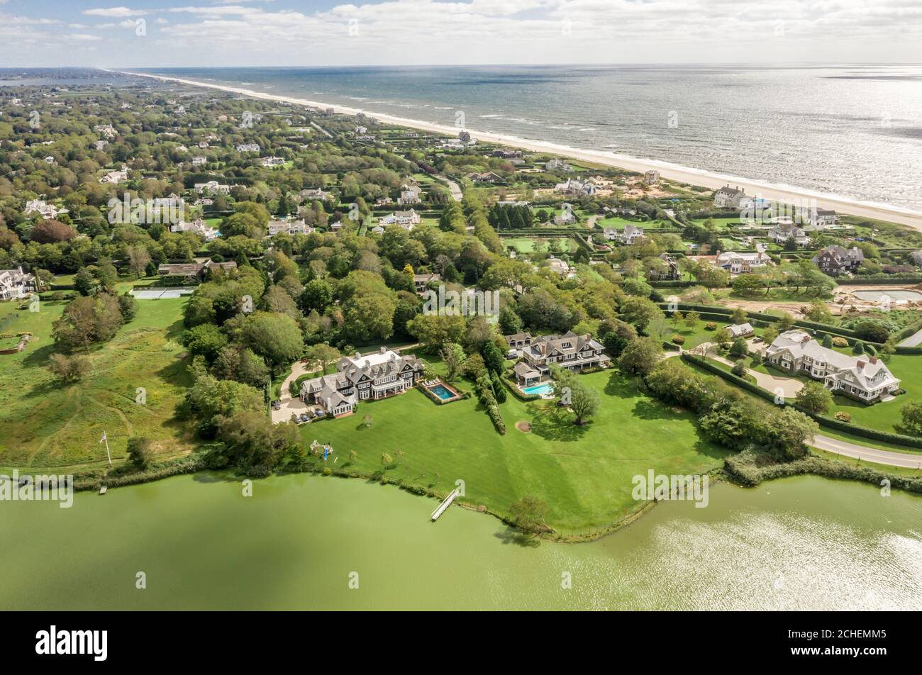 Vue aérienne des propriétés près de l'océan à Southampton, NY Banque D'Images