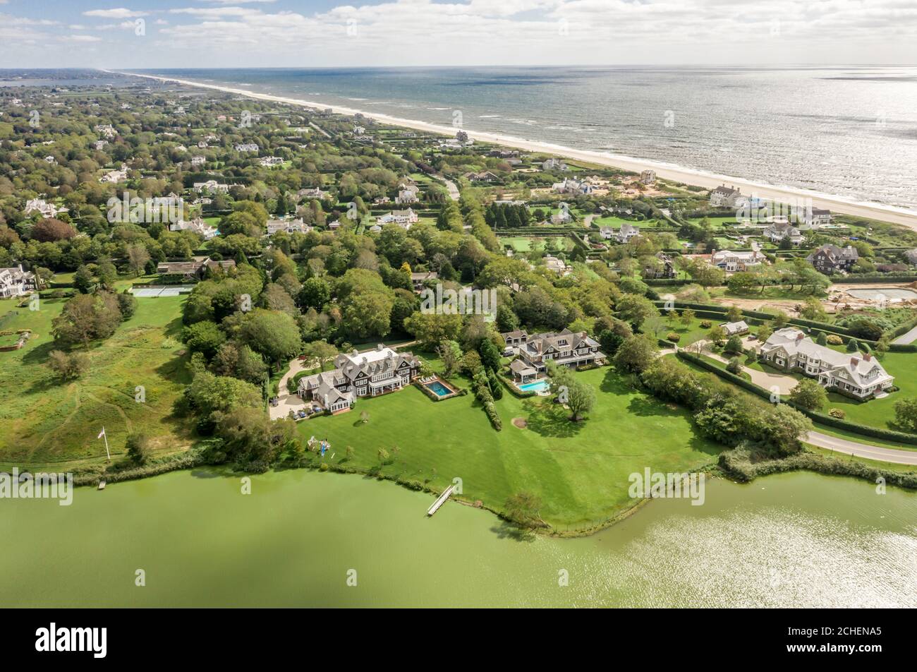 Vue aérienne des propriétés près de l'océan à Southampton, NY Banque D'Images