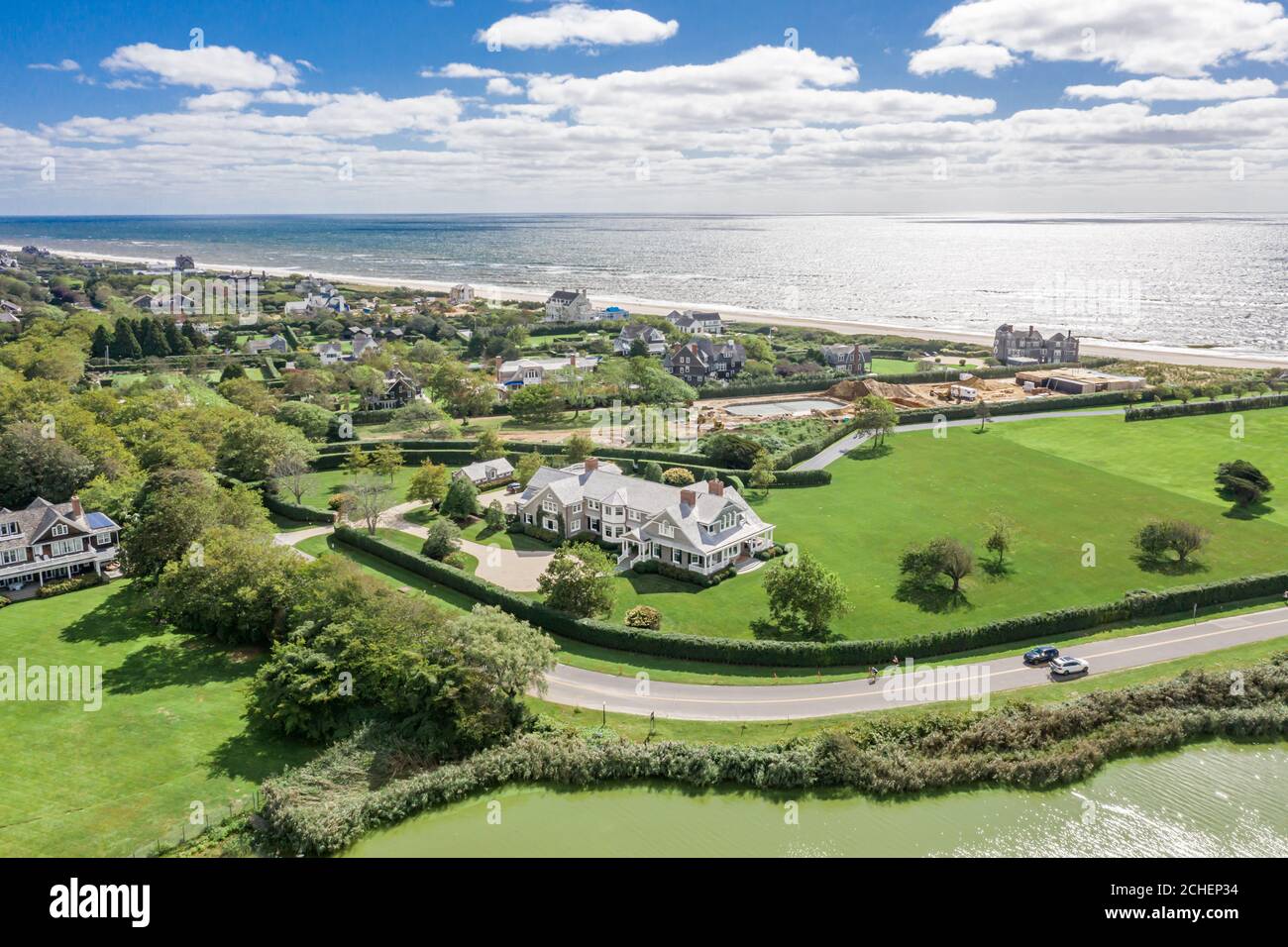 Vue aérienne de l'immobilier de Southampton face à l'océan avec des maisons chères, Southampton, NY Banque D'Images