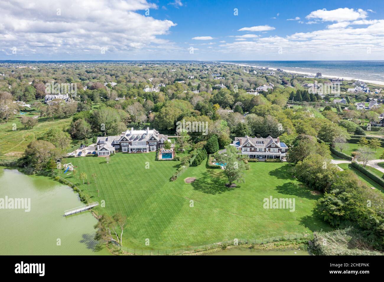 Vue aérienne des propriétés près de l'océan à Southampton, NY Banque D'Images