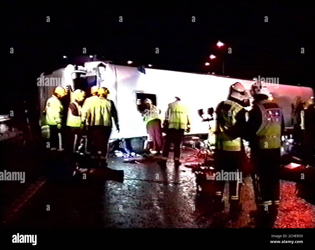 La brigade des pompiers de Londres a encore une image de sa vidéo de son travail de sauvetage lorsqu'un entraîneur du National Express a été impliqué dans un accident sur la route de dérapage menant de la jonction 4B de la M4 est à la jonction 15 de la M25 dans le sens des aiguilles d'une montre qui a entraîné la mort de deux personnes. Banque D'Images