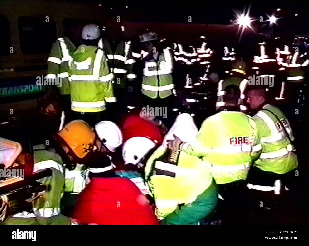 La brigade des pompiers de Londres a encore une image de sa vidéo de son travail de sauvetage lorsqu'un entraîneur du National Express a été impliqué dans un accident sur la route de dérapage menant de la jonction 4B de la M4 est à la jonction 15 de la M25 dans le sens des aiguilles d'une montre qui a entraîné la mort de deux personnes. Banque D'Images