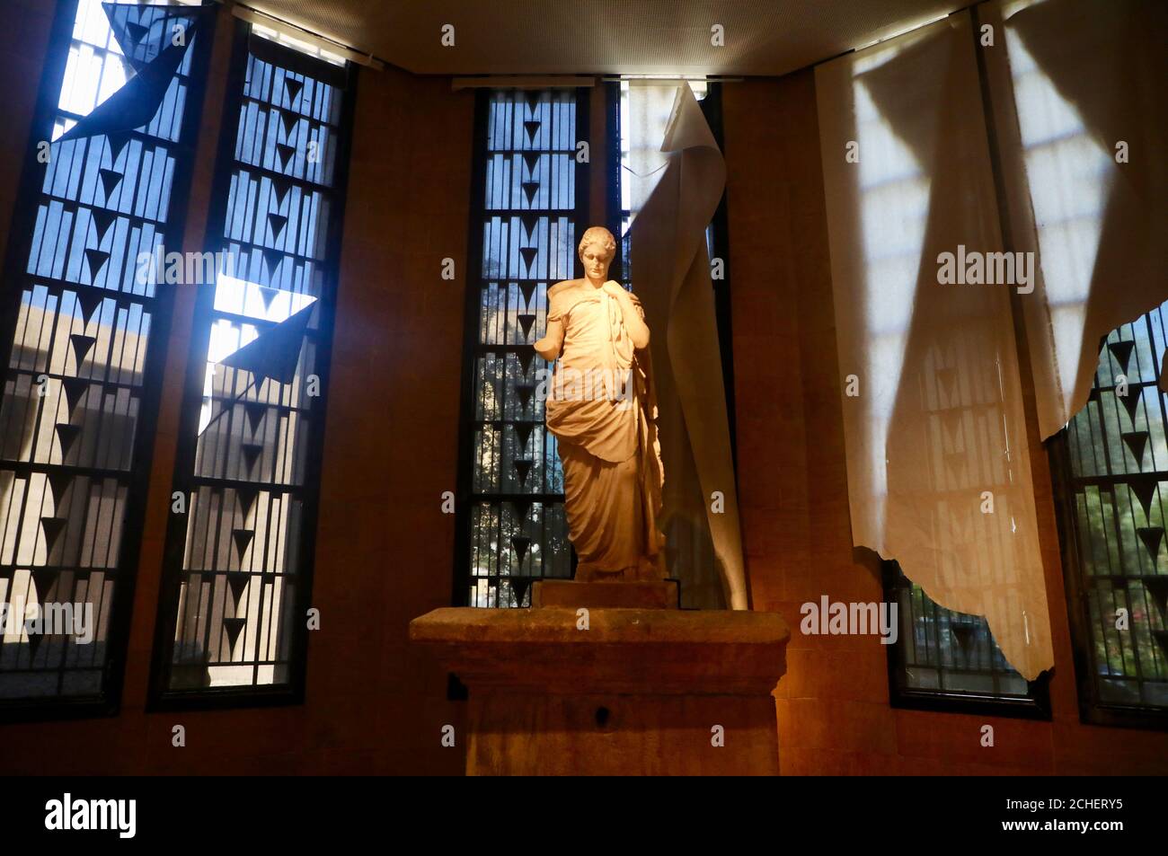 Beyrouth. 14 septembre 2020. Photo prise le 14 septembre 2020 montre des fenêtres endommagées du Musée national du Liban à Beyrouth. La restauration a commencé au Musée national du Liban après qu'il ait été partiellement endommagé par l'explosion portuaire de Beyrouth. Credit: Bilal Jawich/Xinhua/Alay Live News Banque D'Images