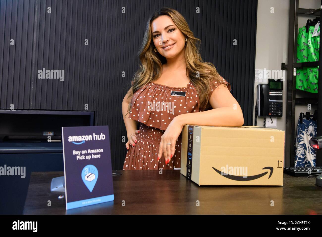 UTILISATION ÉDITORIALE SEULEMENT Kelly Brook sert ses clients au PROCHAIN magasin phare d'Oxford Street pour marquer le lancement d'Amazon Counter, un tout nouveau service qui permet aux clients de récupérer leurs commandes Amazon dans LES PROCHAINS magasins du pays. Banque D'Images