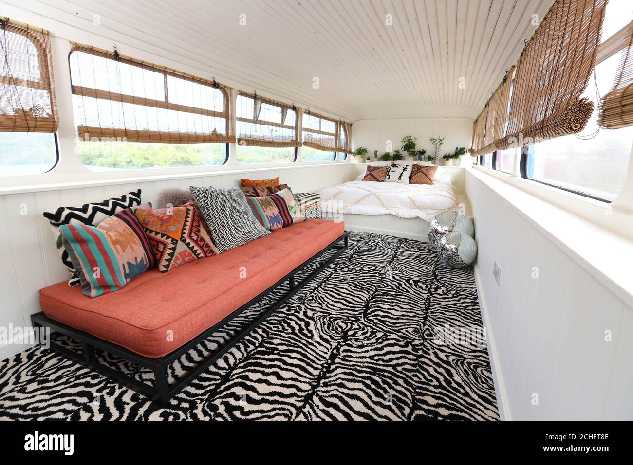 A USAGE ÉDITORIAL EXCLUSIF Suzanne Godley, grande fan, présente le bus Spice peint par Union Jack, du film Spice World de 1997 sur Airbnb, où les clients pourront réserver une nuit à bord les 14 et 15 juin au parc Wembley à Londres. Banque D'Images