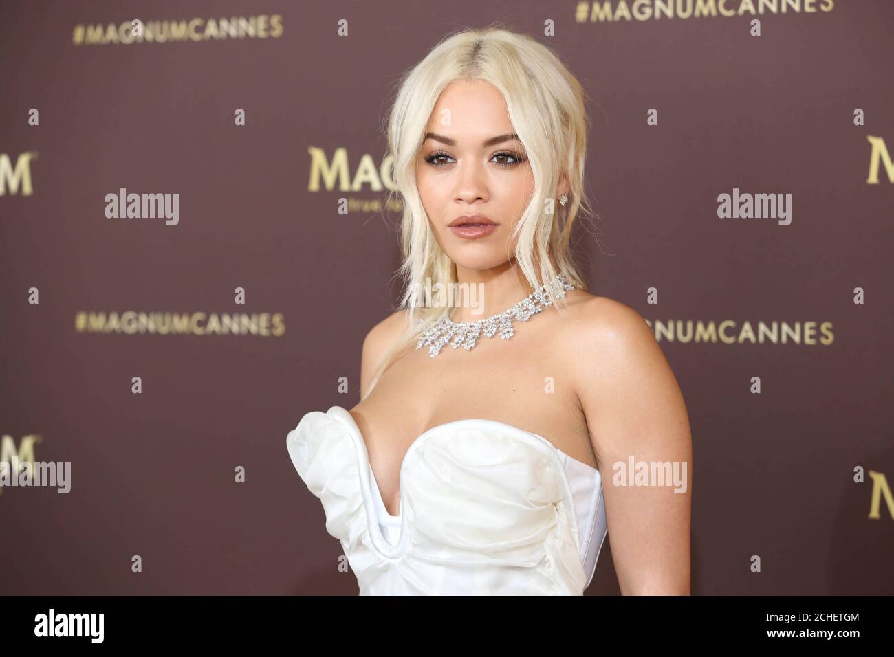 Rita ora arrive à Cannes pour une performance acoustique intime qui célèbre la gamme emblématique de crèmes glacées #TrueToPleasure de Magnum. Banque D'Images