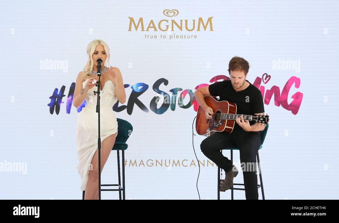 USAGE ÉDITORIAL EXCLUSIF Rita ora lors d'une performance acoustique intime pour célébrer la gamme emblématique de crèmes glacées #TrueToPleasure de Magnum à Cannes. Banque D'Images
