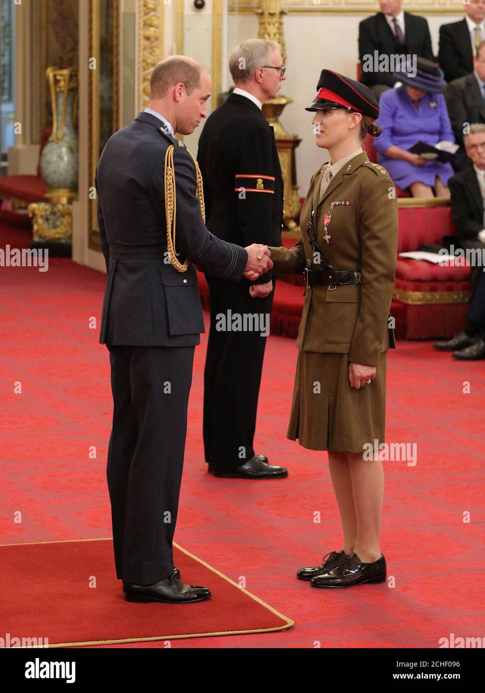 Le capitaine Hannah Graf, Royal Electrical and Mechanical Engineers, est nommé MBE (membre de l'ordre de l'Empire britannique) par le duc de Cambridge lors d'une cérémonie d'investiture à Buckingham Palace, Londres. Banque D'Images