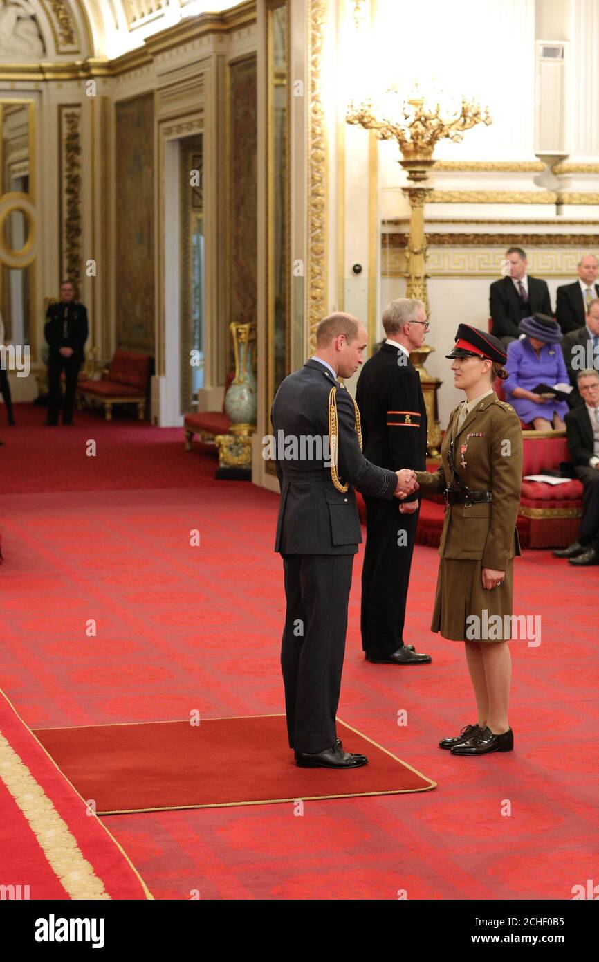 Le capitaine Hannah Winterbourne, Royal Electrical and Mechanical Engineers, est nommé MBE (membre de l'ordre de l'Empire britannique) par le duc de Cambridge au palais de Buckingham. APPUYEZ SUR ASSOCIATION photo. Date de la photo: Mercredi 12 juin 2019. Le crédit photo devrait se lire: Yui Mok/PA Wire Banque D'Images