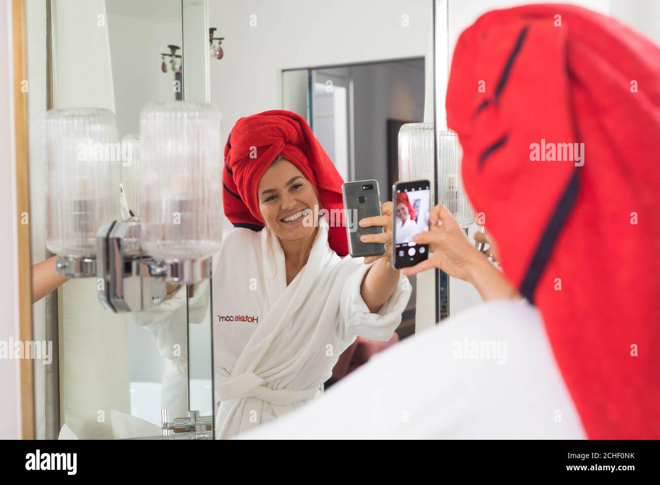 L'influenceur social Mollie Bylett, connu en ligne sous le nom de ???où??s Mollie????, prend un selfie de salle de bains à l'hôtel Mandrake à Londres au nom de Hotels.com pour célébrer la Journée nationale de Selfie, qui est le 21 juin. Banque D'Images