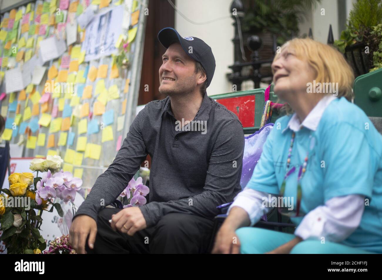 Richard Ratcliffe, le mari de Nazanin Zaghari Ratcliffe, détenu, et sa mère Barbara devant l'ambassade iranienne à Knightsbridge, Londres, alors que sa grève de la faim entre dans son huitième jour. La manifestation de M. Ratcliffe a commencé le samedi 15 juin, alors que sa femme a fait la grève de la faim en Iran, où elle est détenue en prison depuis avril 2016. Banque D'Images