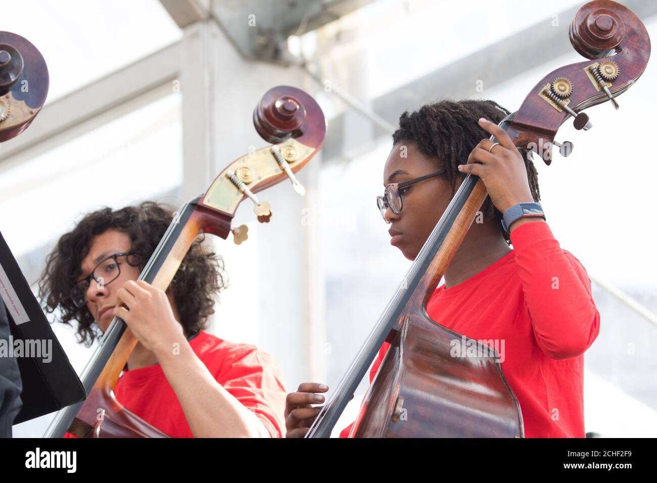 Sir Simon Rattle dirige le London Symphony Orchestra avec des musiciens âgés de 8 à 18 ans de la Guildhall School of Music & Drama et de jeunes musiciens du programme LSO On Track à l'événement BMW Classic à Trafalgar Square Londres. Banque D'Images