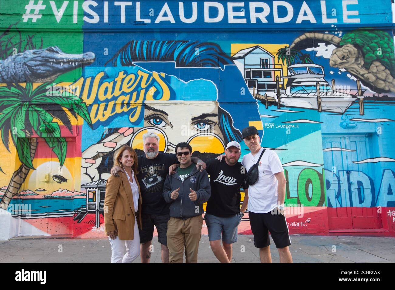 Gauche-droite Tracy Vaughan de Greater fort Lauderdale CVB avec Mark, Jaime, Steve et Graham des artistes de rue britanniques les Graffiti Kings qui ont collaboré avec l'artiste de fort Lauderdale Ruben Ubiera pour créer une nouvelle murale d'art, pour lancer la visite de Lauderdale x London Art Swap????? À Shoreditch, Londres. Banque D'Images