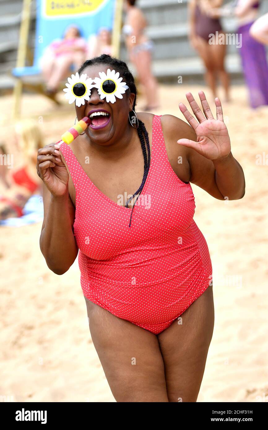 USAGE ÉDITORIAL SEULEMENT les femmes en bikinis se réunissent à une plage  pop-up pour célébrer la Journée nationale de bikini comme spécialiste des  vacances sur la plage favorise la positivité du corps