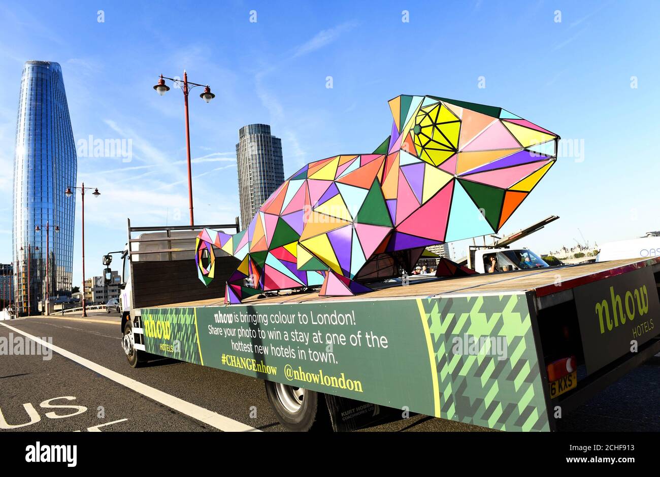 UTILISATION ÉDITORIALE SEULEMENT une sculpture de huit mètres d'un Chameleon À Londres, voyage en camion sur le chemin de la Ancienne brasserie Truman où elle sera installée un Cheminée jusqu'au 1er septembre pour lancer le nouvel Hôtel nhow Dans l'est de Londres Banque D'Images