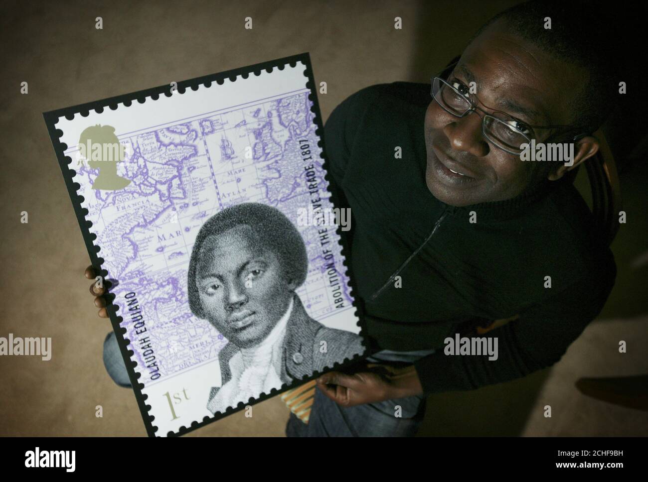 'Youssou n'Dour, star du film Amazing Grace, qui est sorti à travers le Royaume-Uni le 23 mars, avec le timbre Royal Mail 1st Class avec son personnage, Olaudah Equiano. Banque D'Images