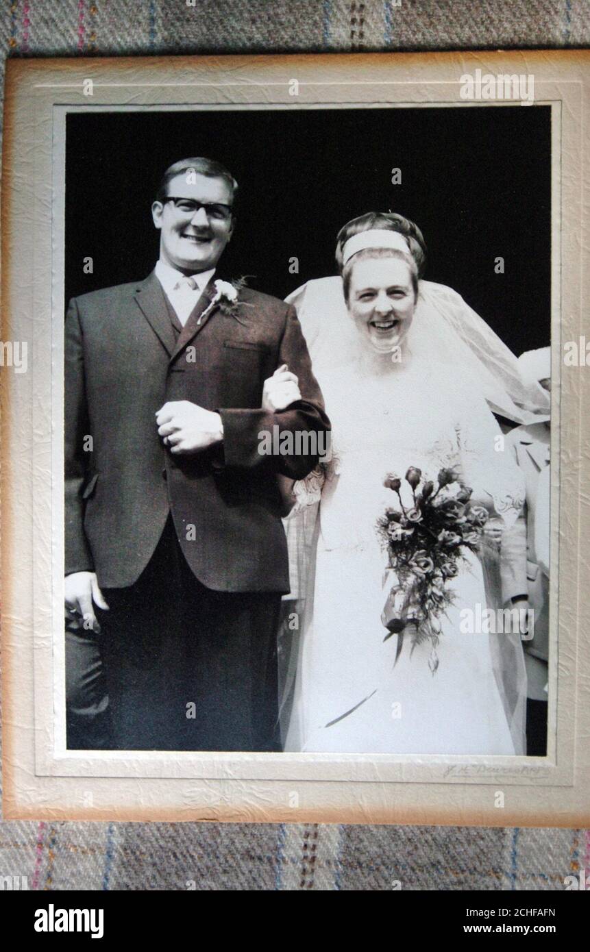 Collectez la photo d'une photo de mariage de 1968 de David Rees et de la  femme Pauline, qui se sont rencontrés quand ils ont travaillé à l'usine de  Burberry à Treorchy Photo