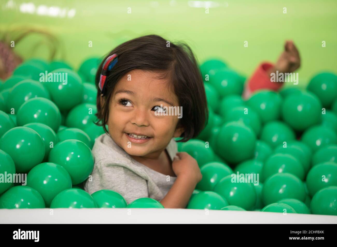 Raeesa, trois ans, joue dans l'étang de boules de pois à First plates, qui est un seul restaurant pour enfants, hébergé par Birds Eye à Londres dans le cadre de la campagne manger en couleur. Banque D'Images