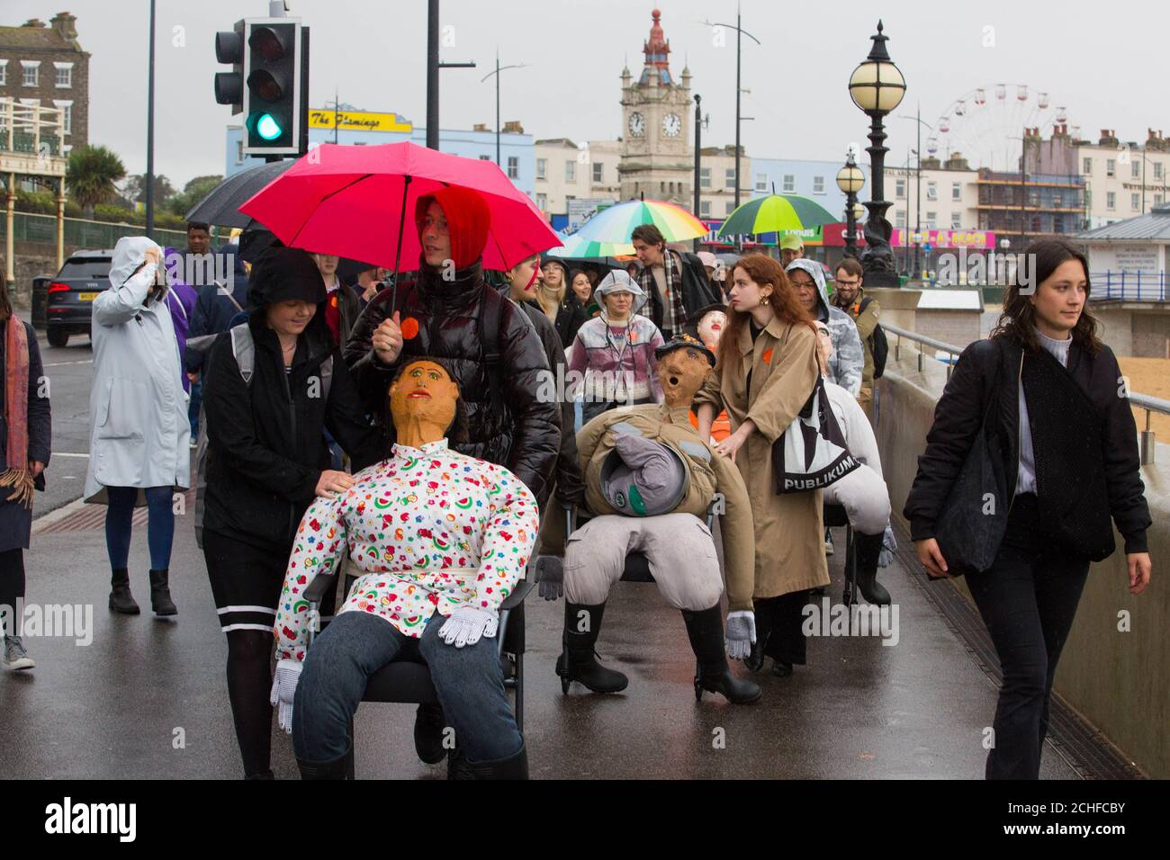 Des bénévoles transportent le travail d'Oscar Murillo, nommé conscience collective, à bord d'un train du sud-est de Londres St Pancras à Turner Contemporary à Margate, avant l'exposition du Turner Prize 2019, qui se déroule du 28 septembre au 12 janvier 2020. Banque D'Images