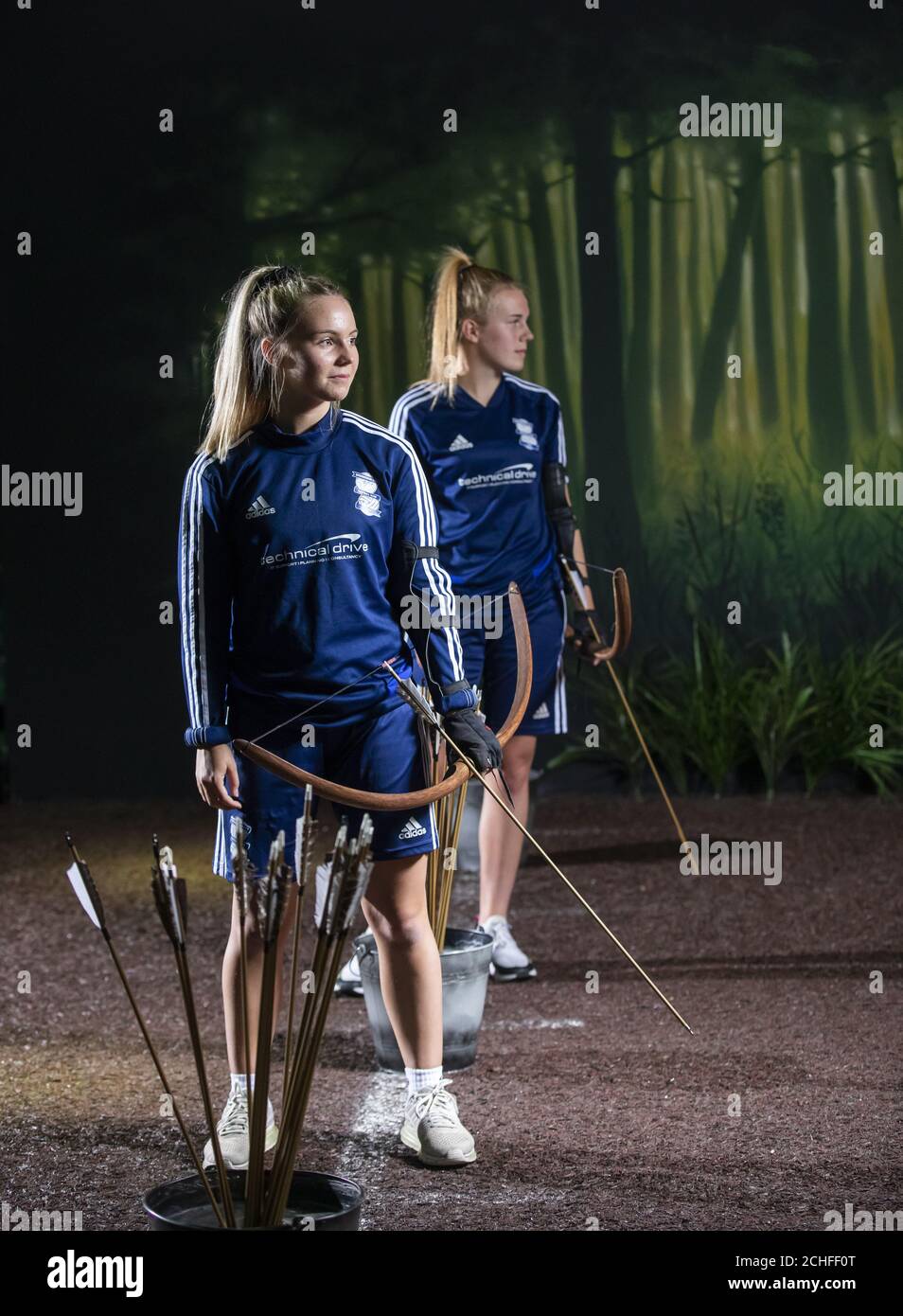 USAGE ÉDITORIAL EXCLUSIF Abi Cowie (à droite) et Olivia McLoughlin, tous deux 15 ans, du Birmingham City Regional Talent Club, une équipe de football entièrement féminine, participent à un défi de tir à l'arc/escalade/assaut à l'aventure Bear Grylls pour trouver « Birmingham&Otilde », et marquer la Journée internationale de la fille du vendredi et de l'Otilde. Banque D'Images