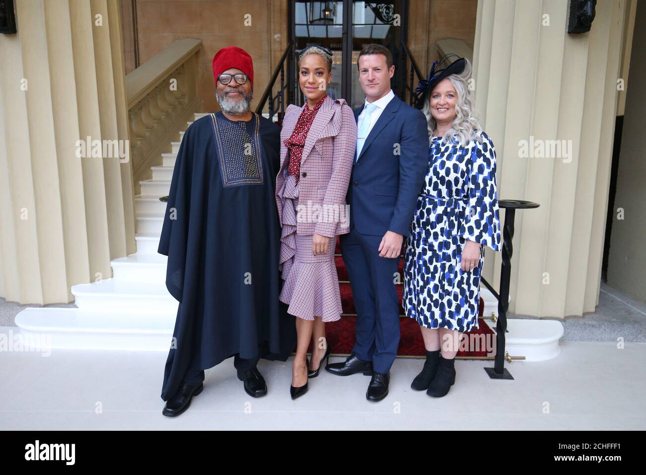 L'actrice Cush Jumbo (deuxième à gauche) avec sa famille (de gauche à droite), le père Marx Jumbo, le mari SeanGgriffin et la mère Angela Jumbo, arrivent pour sa cérémonie d'investiture au Palais de Buckingham, à Londres. Banque D'Images