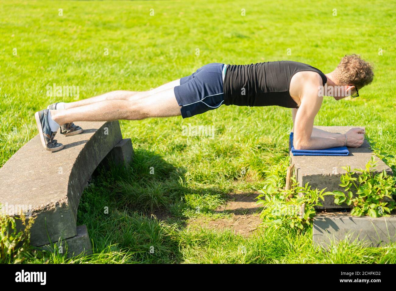 Jeune homme effectuant un exercice de planche dans un environnement extérieur. Renforcer les muscles de base, l'exercice, garder la forme, la santé Banque D'Images