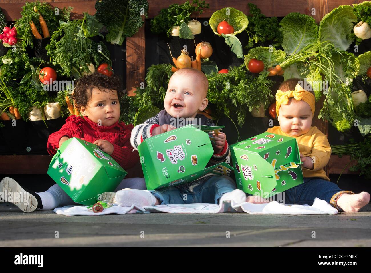 USAGE ÉDITORIAL SEULEMENT (de gauche à droite) bébés Raniyah, 15 mois, Jude, 11 mois et Ella, 10 mois, au premier pop-up Pram Drive Thru, ouvert par Ella cuisine à Londres mardi. Banque D'Images