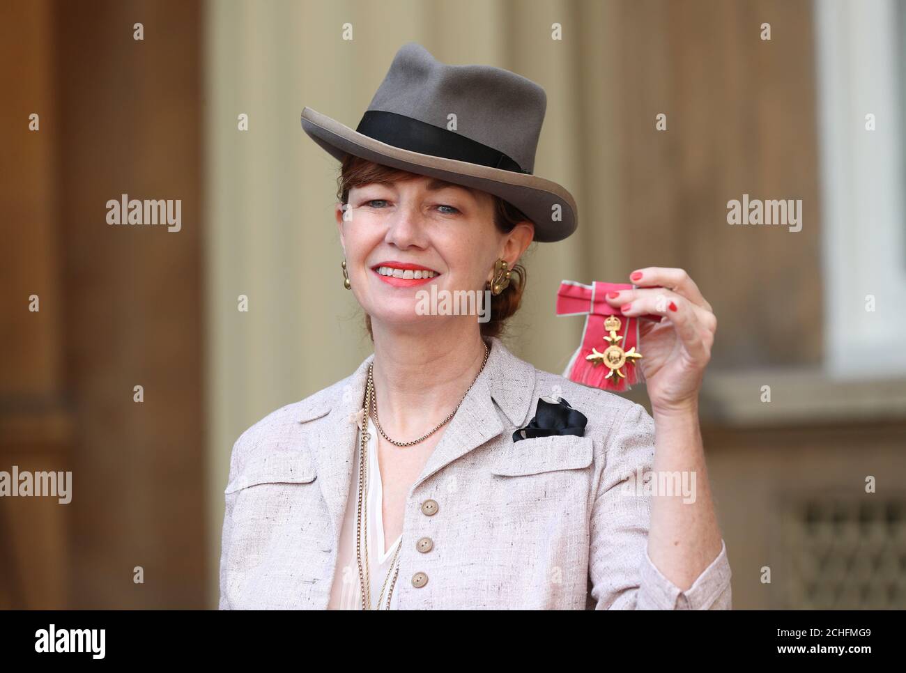 Bunny Christie, designer de production, et sa médaille d'officier de l'ordre de l'Empire britannique (OBE) à la suite d'une cérémonie d'investiture à Buckingham Palace, Londres. Banque D'Images