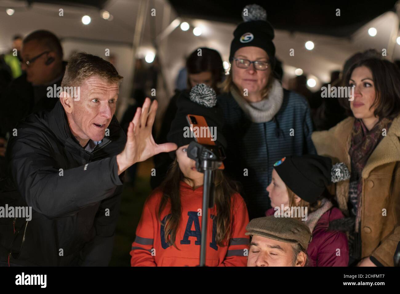 USAGE ÉDITORIAL SEUL l'astronaute Tim Peake parle à des écoliers d'Ysgol Clydau in Star, un petit hameau de Pembrokeshire, pays de Galles, pour discuter de son expérience avec l'astrophotographie et sa dernière mission spatiale, Comme il soutient la campagne de Google en encourageant la nation à se rapprocher des étoiles et à apprendre sur notre univers. Banque D'Images