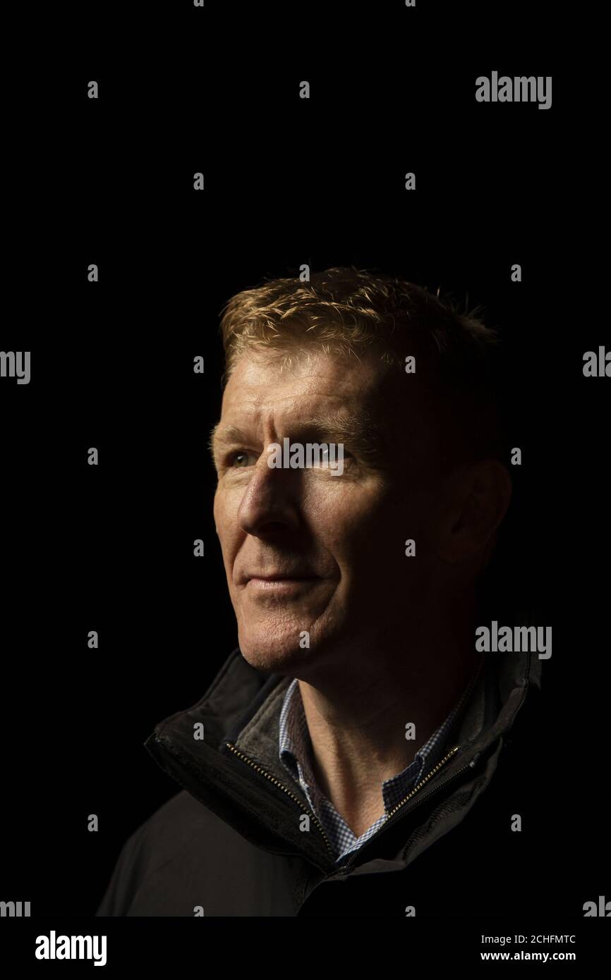 USAGE ÉDITORIAL SEUL l'astronaute Tim Peake parle à des écoliers d'Ysgol Clydau in Star, un petit hameau de Pembrokeshire, pays de Galles, pour discuter de son expérience avec l'astrophotographie et sa dernière mission spatiale, Comme il soutient la campagne de Google en encourageant la nation à se rapprocher des étoiles et à apprendre sur notre univers. Banque D'Images