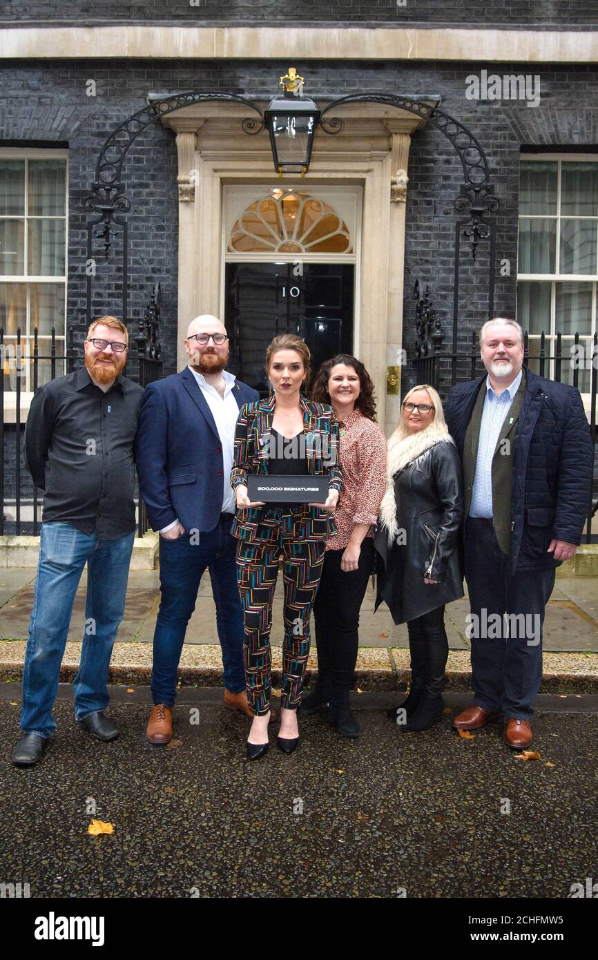 USAGE ÉDITORIAL SEULS les publicistes (de gauche à droite) sont Kolltveit, Thomas Ledsham, Candice Brown, Kate Ross, Gaynor Hindley et Gavin Stevenson de présenter une pétition au 10 Downing Street demandant une réduction des droits de bière dans le budget d'automne, Une partie de la campagne long Live the local pour aider à soutenir les pubs locaux. Banque D'Images