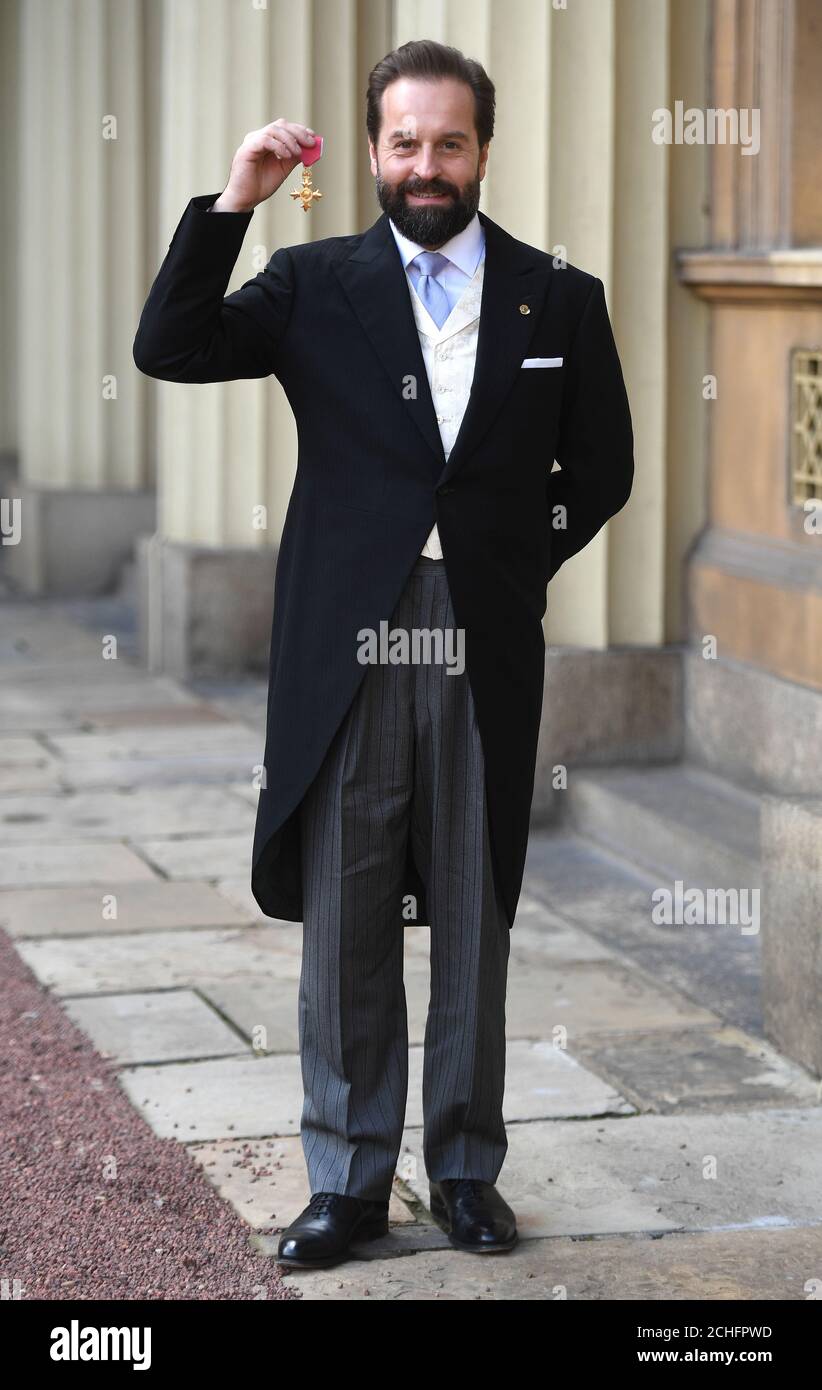 Alfie BoE avec sa médaille OBE remise par le Prince de Galles lors d'une cérémonie d'investiture au Palais de Buckingham à Londres. Banque D'Images