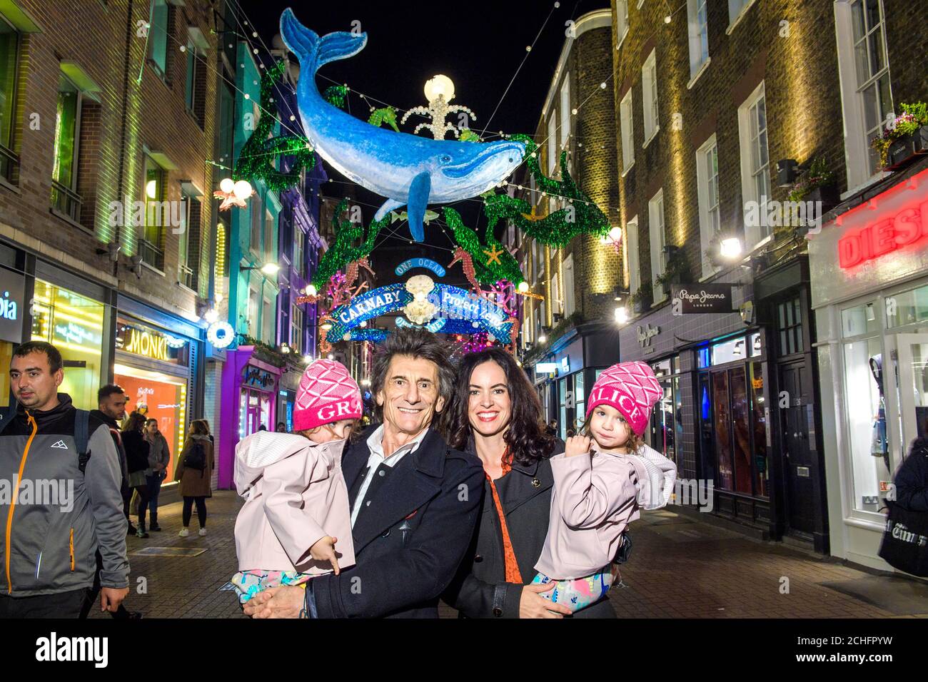 Ronnie Wood, sa femme Sally et leurs enfants Gracie et Alice, participent à la mise en place de la nouvelle installation de lumière de Noël durable sur le thème de l'océan à Carnaby London, créée en partenariat avec l'organisme de bienfaisance pour la conservation des océans Project Zero. Banque D'Images