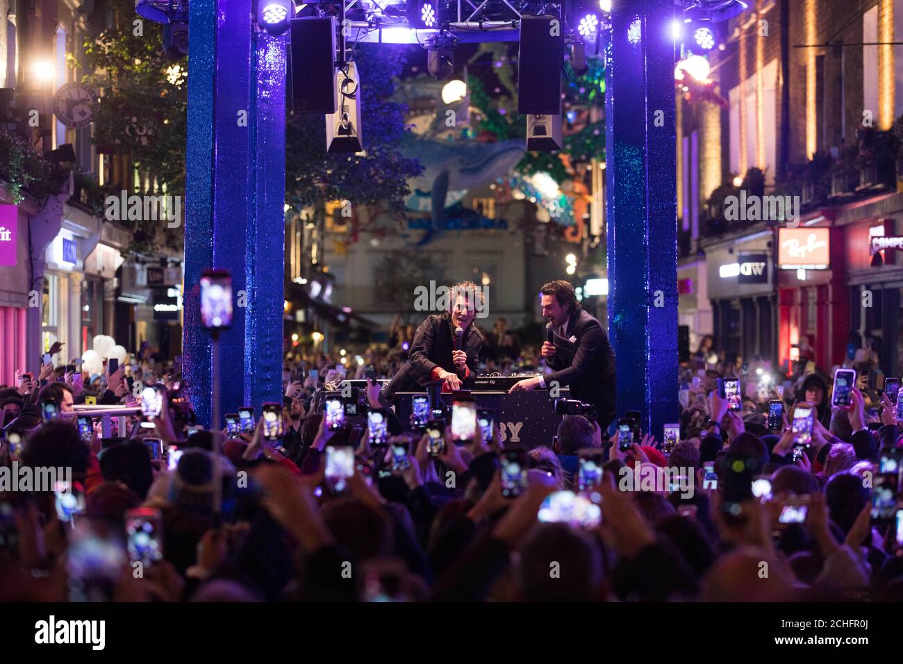 Alex Zane souhaite la bienvenue à Ronnie Wood pour la mise en place d'une nouvelle installation de lumière de Noël durable sur le thème de l'océan à Carnaby London, en partenariat avec l'organisme caritatif pour la conservation des océans Project ZERO.Photo PA.Date de la photo: Jeudi 7 novembre 2019.La durabilité est le thème de l'installation, chaque élément utilisant des matériaux recyclés et réutilisables, y compris : filets de pêche réaffectés pour le varech vert, plus de 500 m d'emballage à bulles post-utilisation réaffectés pour le corail et plus de 1,500 bouteilles en plastique recyclées pour le poisson et les bulles.Le crédit photo devrait se lire: David Parry/PA Wire Banque D'Images