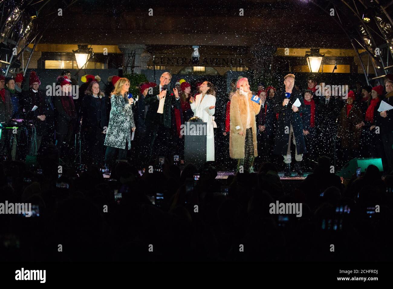 USAGE ÉDITORIAL SEULEMENT Paul Feig (deuxième à gauche) Emilia Clarke (au centre) et Dame Emma Thompson (au centre à droite), du nouveau film ???Last Christmas???, allumez les lumières de Noël de Covent Garden à Londres. Banque D'Images