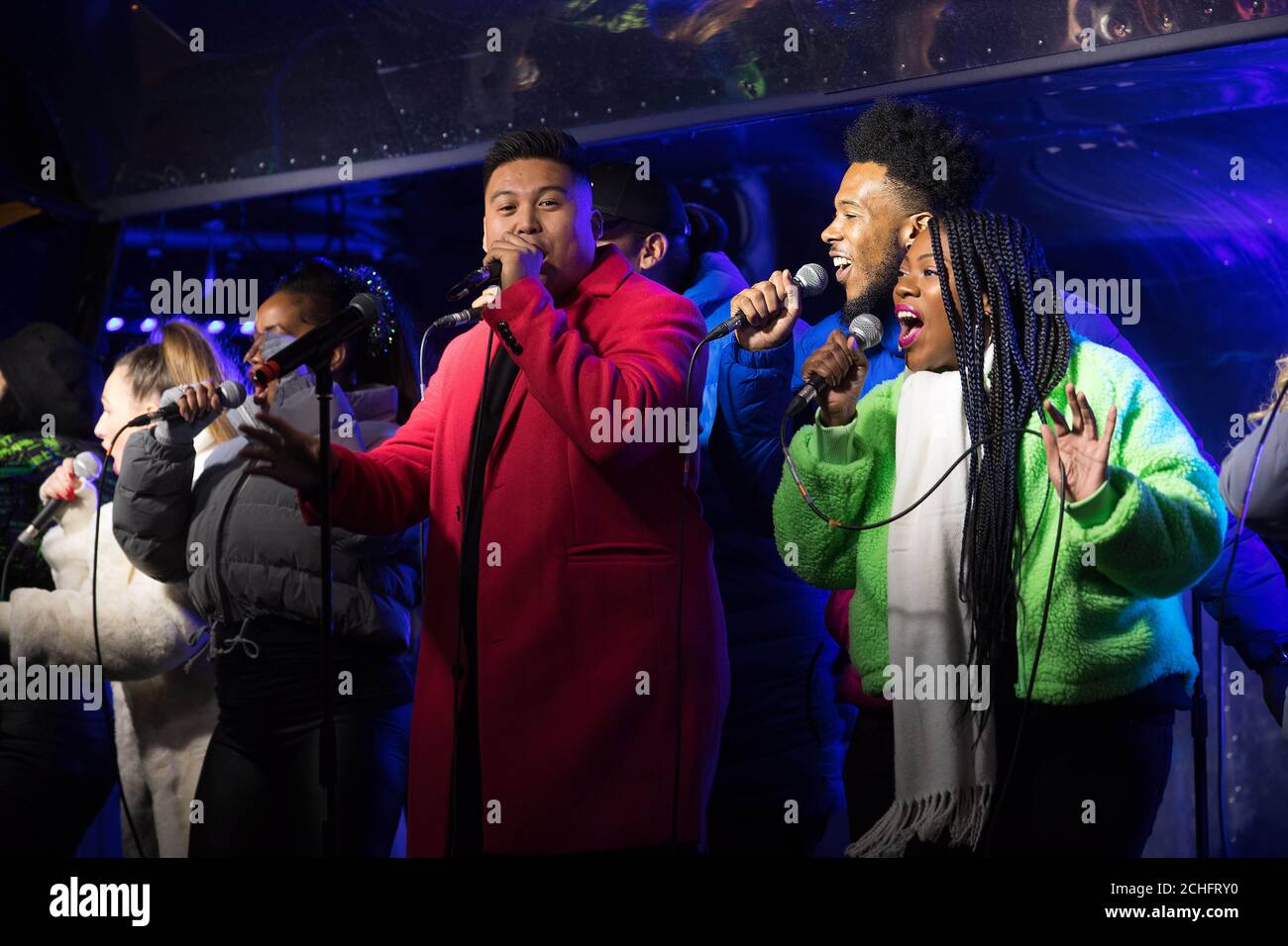 La chorale House Gospel se produit lors de l'allumage des lumières de Noël de Seven Dials, présenté par DJ AJ Odudu en partenariat avec l'organisme de bienfaisance pour le logement et l'itinérance Shelter, Londres. Banque D'Images