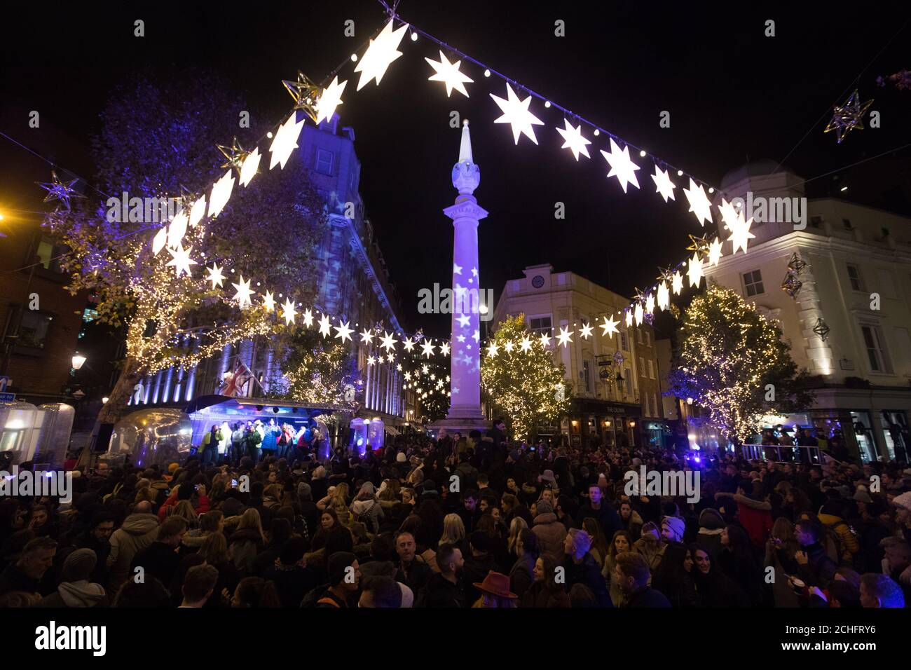 USAGE ÉDITORIAL SEUL le Choeur House Gospel se produit lors de l'allumage des lumières de Noël de Seven Dials, présenté par DJ AJ Odudu en partenariat avec l'organisme de bienfaisance pour le logement et l'itinérance Shelter, Londres. Banque D'Images