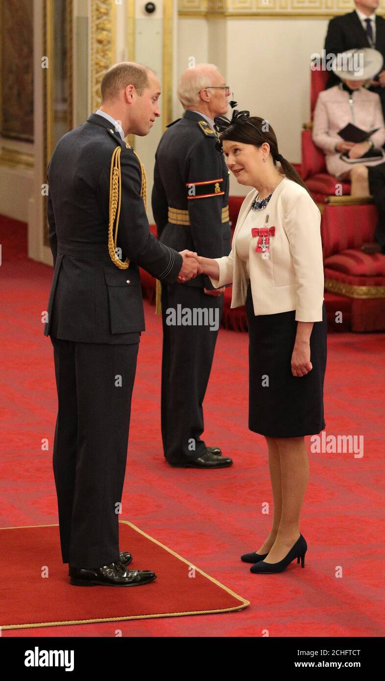 Victoria Garcia de Hove est fait un MBE (membre de l'ordre de l'Empire britannique) par le duc de Cambridge à Buckingham Palace à Londres. Banque D'Images