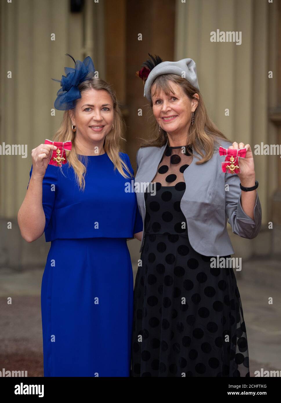 Amanda McLoughlin (à gauche) et sa mère Deborah Lye avec leurs médailles OBE, à la suite d'une cérémonie d'investiture à Buckingham Palace, Londres. Photo PA. Date de la photo: Jeudi 21 novembre 2019. Voir l'histoire de PA LES investitures ROYALES. Le crédit photo devrait se lire comme suit : Dominic Lipinski/PA Wire Banque D'Images