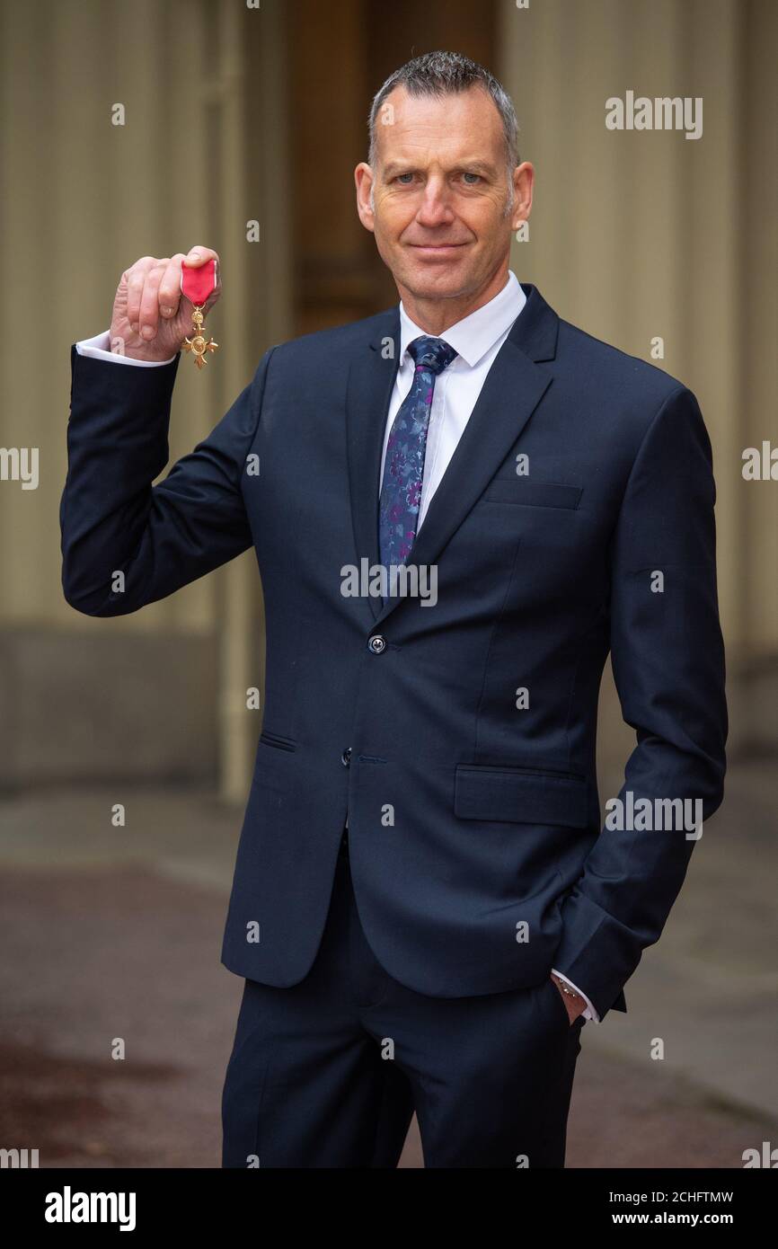 Le détective Mark Gower avec sa médaille OBE, à la suite d'une cérémonie d'investiture à Buckingham Palace, Londres. Photo PA. Date de la photo: Jeudi 21 novembre 2019. Voir l'histoire de PA LES investitures ROYALES. Le crédit photo devrait se lire comme suit : Dominic Lipinski/PA Wire Banque D'Images
