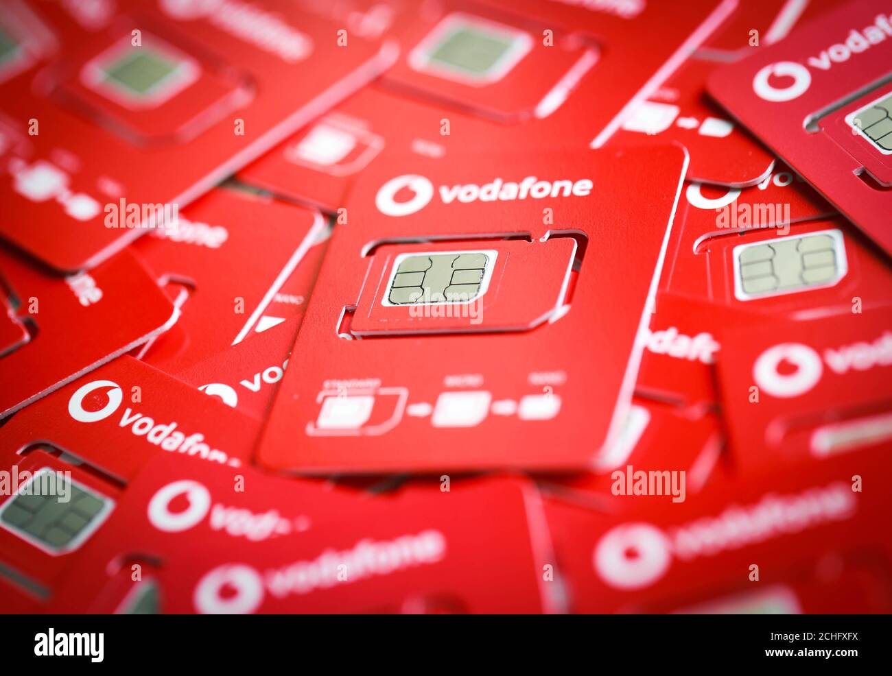 EDITORIAL UTILISEZ UNIQUEMENT le nouveau support de carte SIM demi-taille de Vodafone qui est lancé à partir de Noël 2019, réduisant la quantité de plastique nécessaire pour produire leurs cartes SIM. Banque D'Images