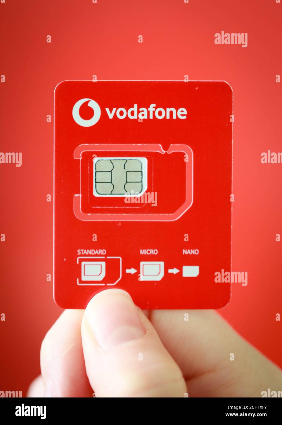 EDITORIAL UTILISEZ UNIQUEMENT le nouveau support de carte SIM demi-taille de Vodafone qui est lancé à partir de Noël 2019, réduisant la quantité de plastique nécessaire pour produire leurs cartes SIM. Banque D'Images