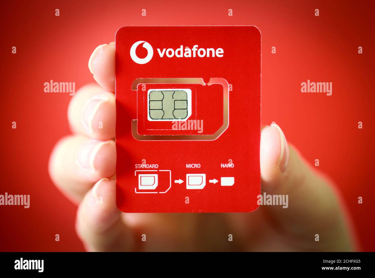 EDITORIAL UTILISEZ UNIQUEMENT le nouveau support de carte SIM demi-taille de Vodafone qui est lancé à partir de Noël 2019, réduisant la quantité de plastique nécessaire pour produire leurs cartes SIM. Banque D'Images