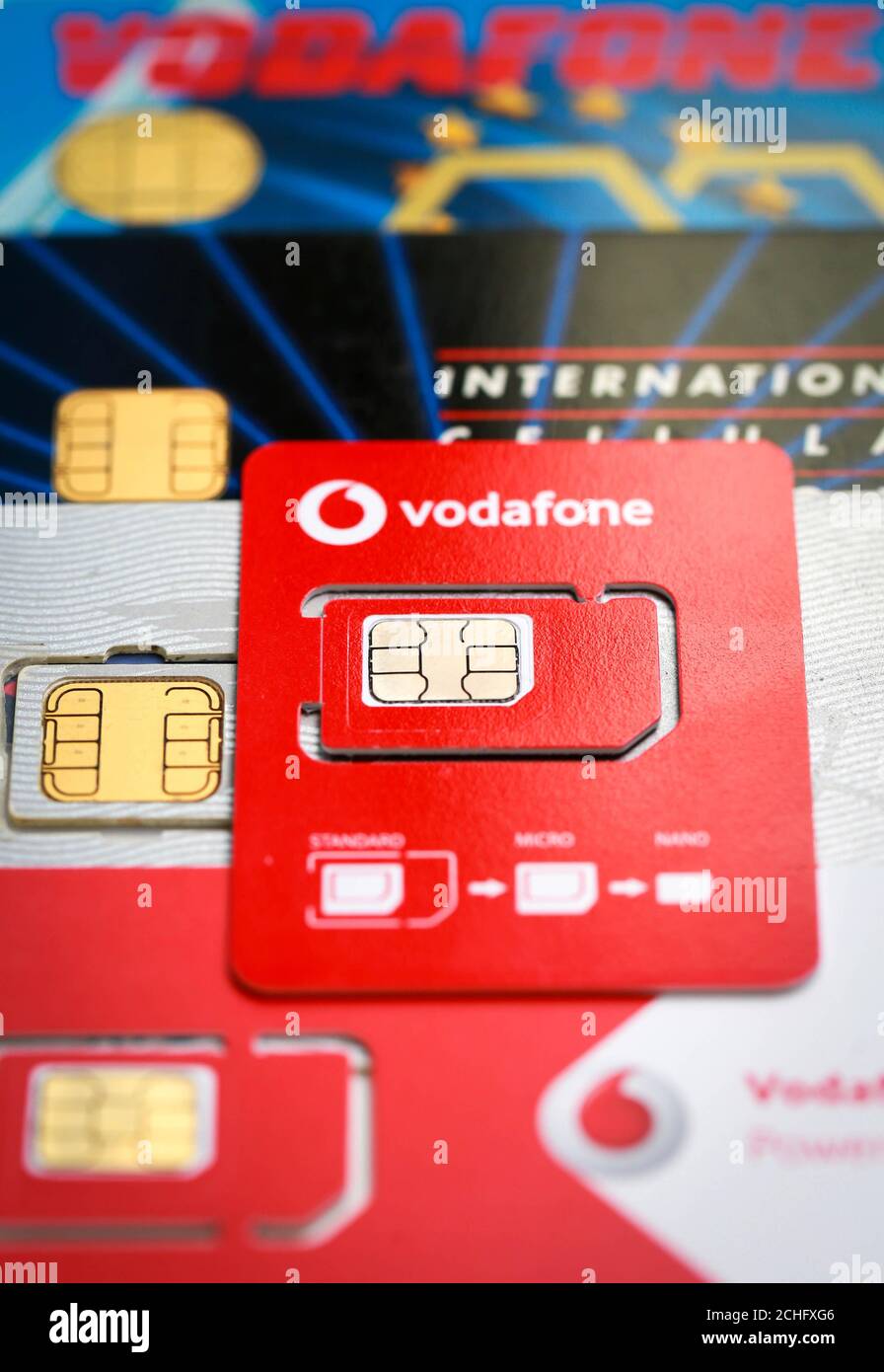 EDITORIAL UTILISEZ UNIQUEMENT le nouveau support de carte SIM demi-taille de Vodafone qui est lancé à partir de Noël 2019, réduisant la quantité de plastique nécessaire pour produire leurs cartes SIM. Photo PA. Date de publication vendredi 6 décembre 2019. La marque de télécommunications dévoile sa gamme d'accessoires écologiques « Red Loves Green », qui comprend des boîtiers de téléphone 100 % biodégradables ou recyclables, fabriqués à partir de plastique marin réutilisé, de bancs de recharge et de stations d'accueil fabriqués à partir de matériaux durables et d'emballages sans plastique. Le crédit photo devrait se lire: Matt Alexander/PA fil Banque D'Images
